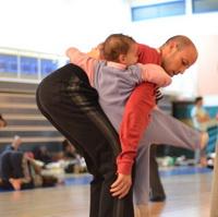 Танцевально-двигательные занятия для взрослых и детей 2-4 лет - CONTAKIDS - ведущий Итай Ятув - Центр Контактной Импровизации в Москве